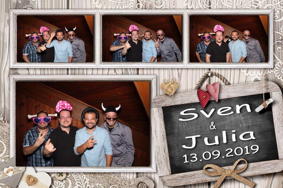 Fotobox-Collage einer Hochzeit: Brautpaar Sven und Julia mit Gästen und Requisiten